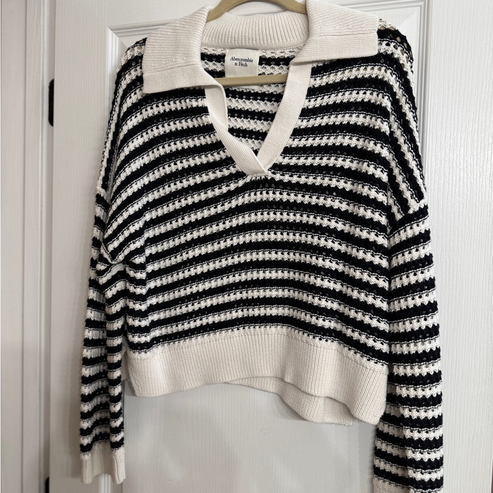 Abercrombie & Fitch V-Neck Black and White Sweater